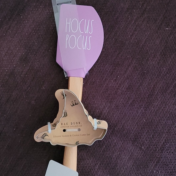 RAE DUNN HALLOWEEN SET OF 2 SPATUALS WITH COOKIE CUTTERS - Picture 3 of 4